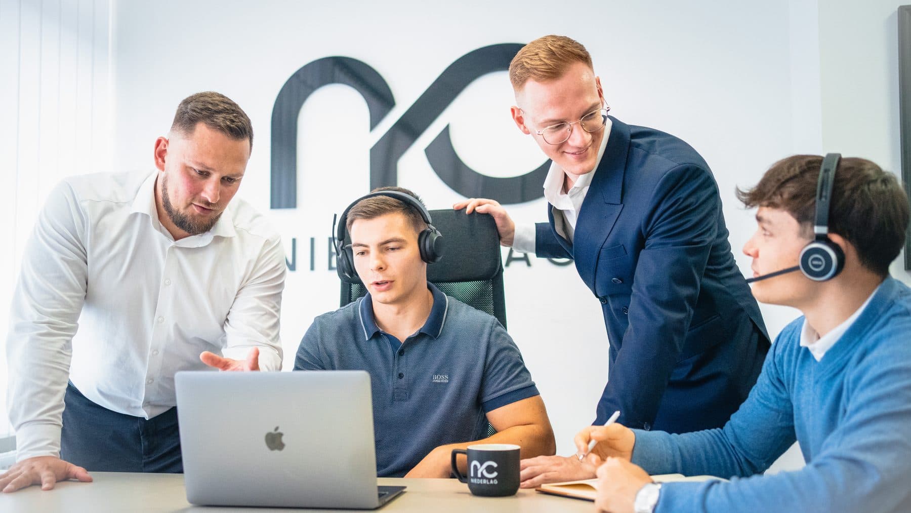 Das Team der Niederlag Consulting GmbH bei der Arbeit im Büro in Dresden